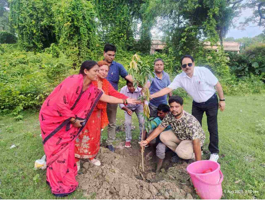 सावन के अवसर पर पर्यावरण संरक्षण हेतु आम का पौधारोपण, मानव जीवन बचाने का संदेश